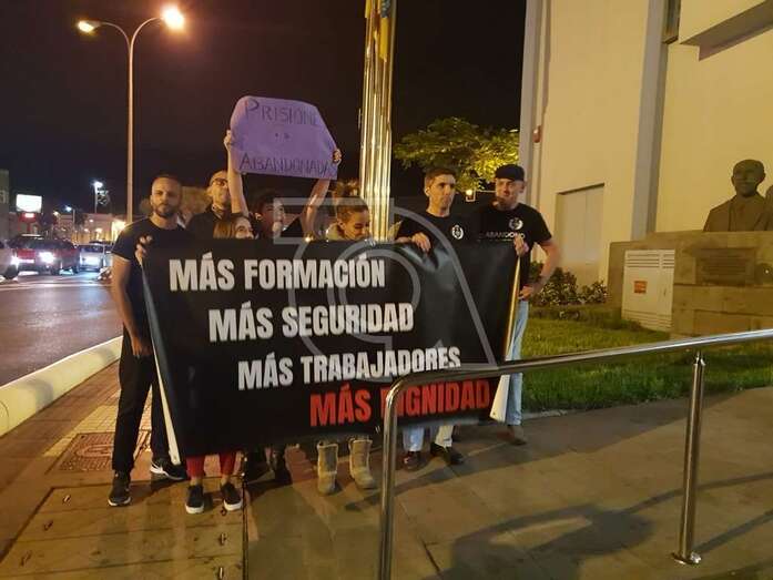 El pequeño grupo de funcionarios de prisiones, en la protesta de esta tarde-noche en Telde (Foto TA)